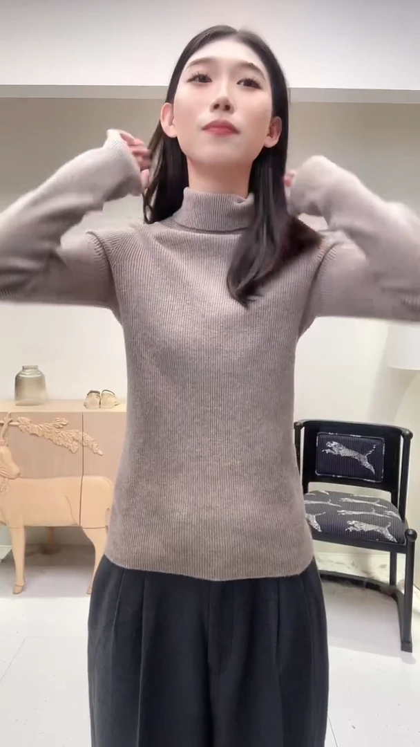 燕麦色半高领竖纹羊毛衫