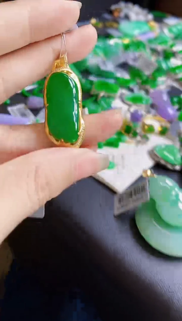 颈饰18K金镶嵌翡翠随型
