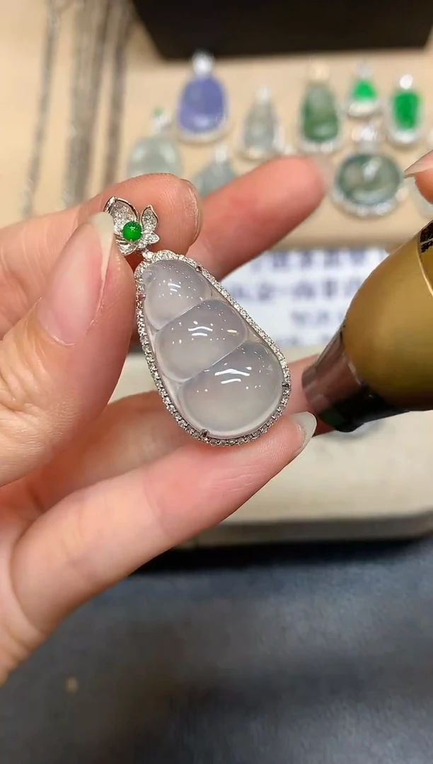 颈饰18K金镶嵌翡翠福豆【无服务费