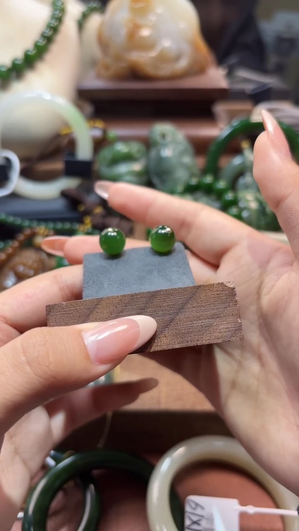 颈饰18K金镶嵌和田玉（碧玉）1