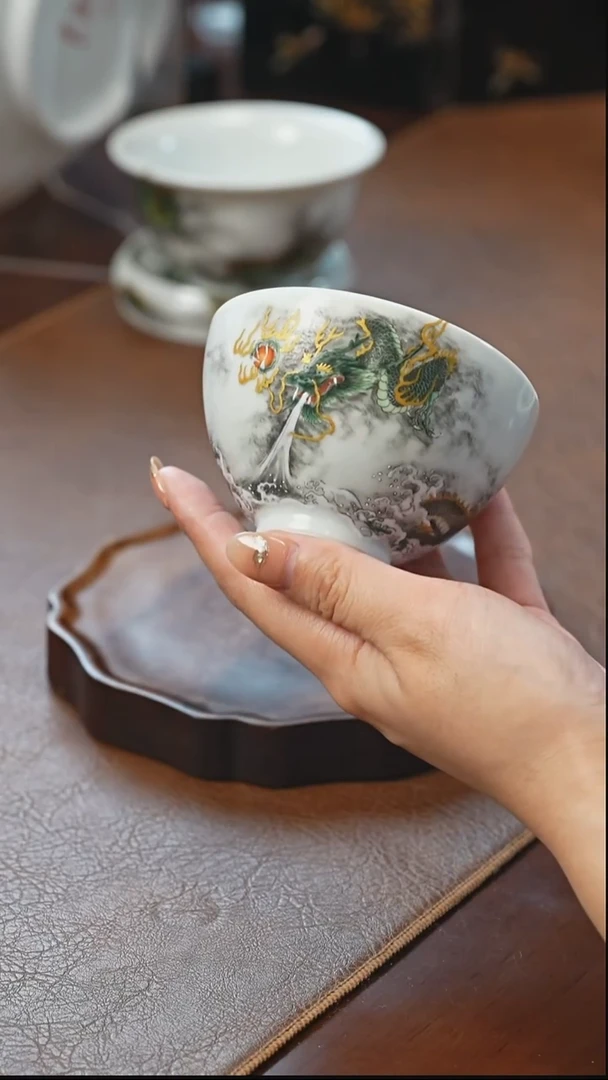 墨彩描金龙鸡心杯