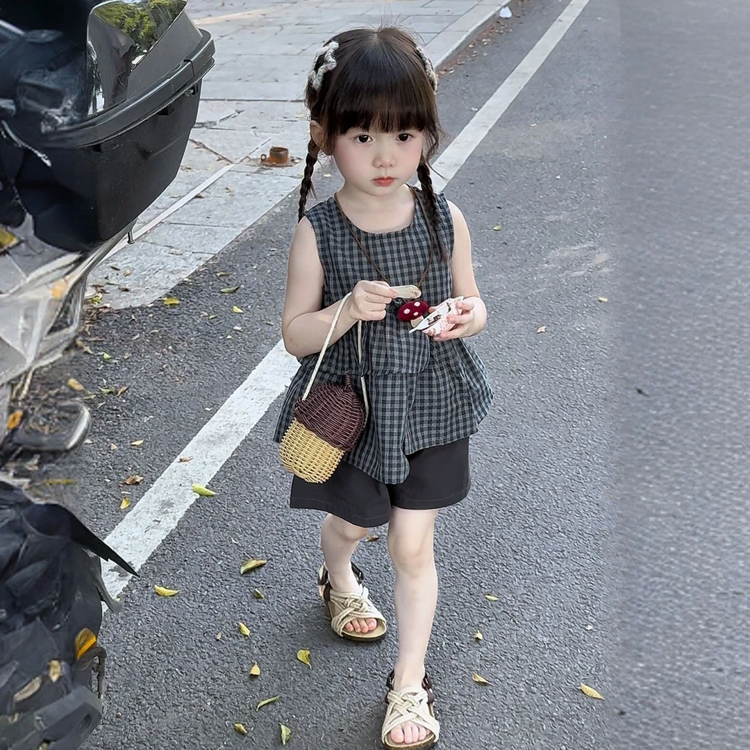女童夏季韩版甜酷百搭套装女孩无袖上衣排扣拼接格纹宝宝纯色短裤