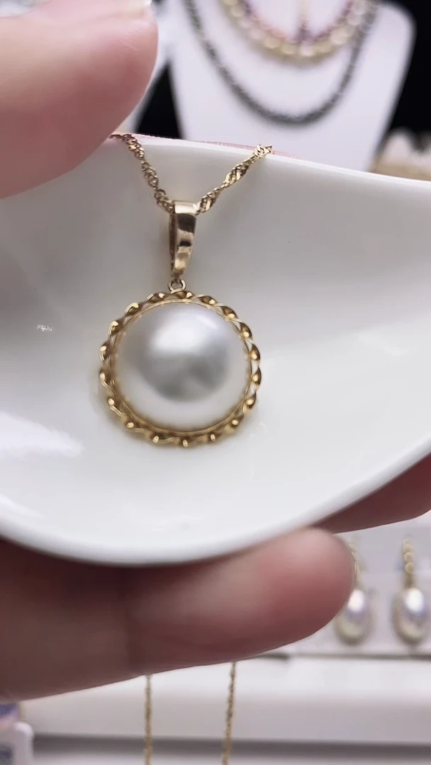 【闪购商品】拼合珍珠（马贝珠）颈饰18K金镶嵌海水马贝吊坠