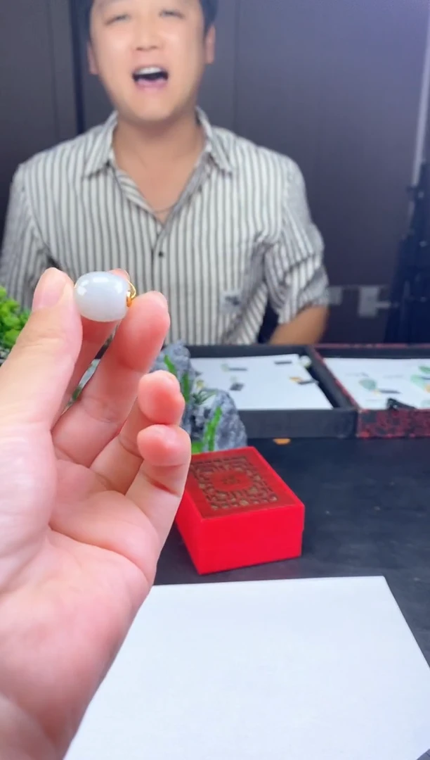 吊坠(不含链)18K金镶嵌翡翠路路通