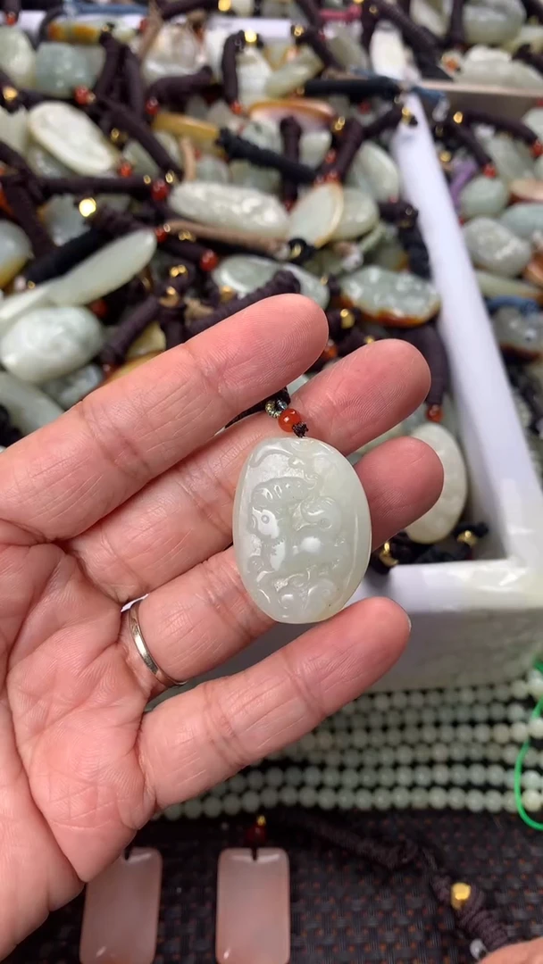 【闪购商品】和田玉颈饰未镶嵌多样性发货没有证书，拍一发一.有瑕