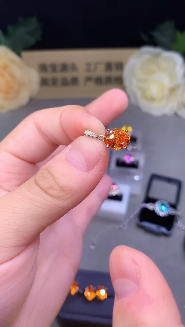 颈饰银S925镶嵌石榴石（芬达石）6666