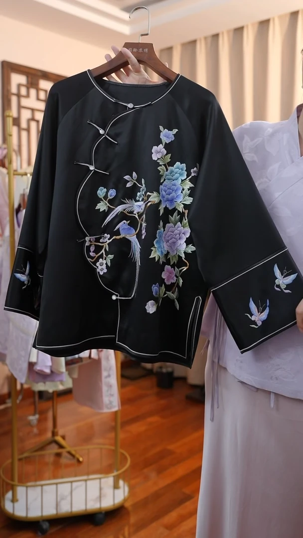 织绣桑蚕丝非遗服饰
