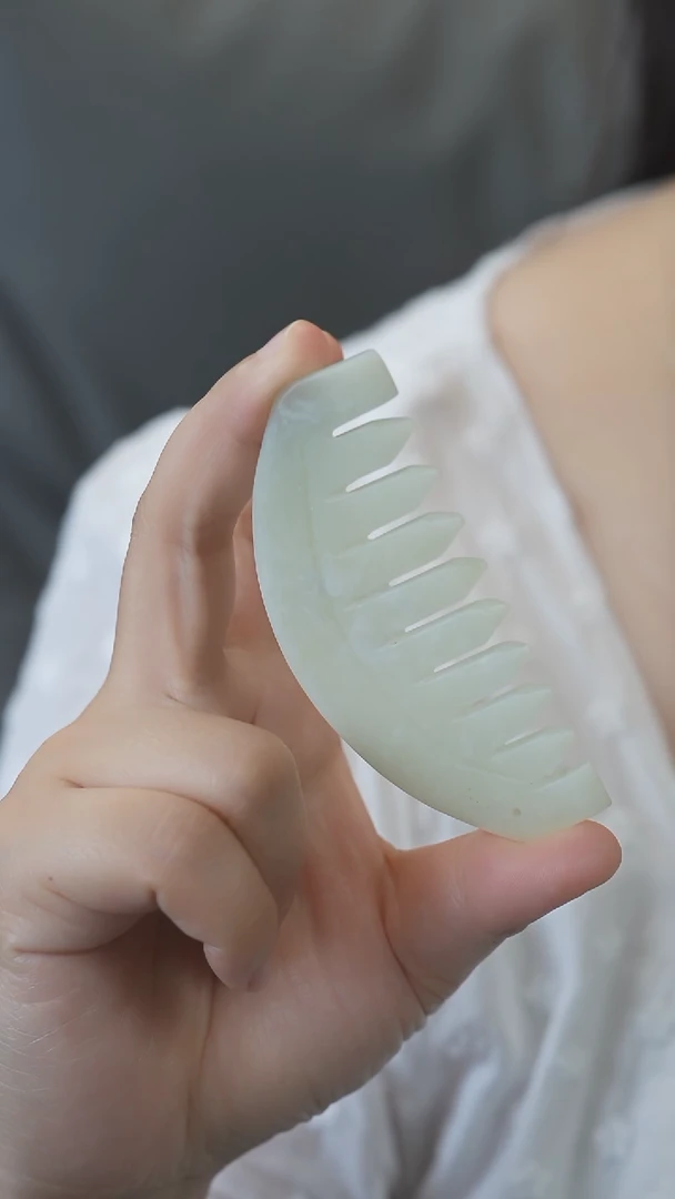 岫玉未镶嵌手把梳子