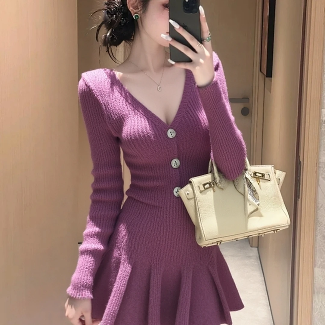 法式紫色V领针织连衣裙女早秋新款收腰显瘦纽扣装饰御姐风短裙子