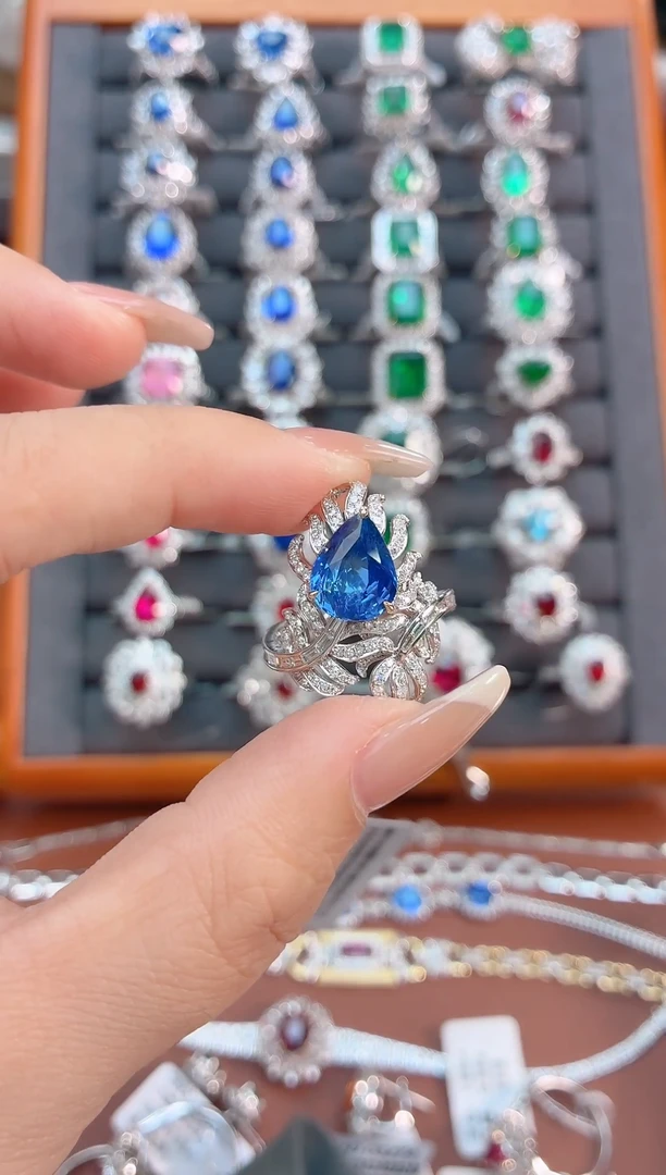 戒指蓝宝石18K金镶嵌-3.54克拉