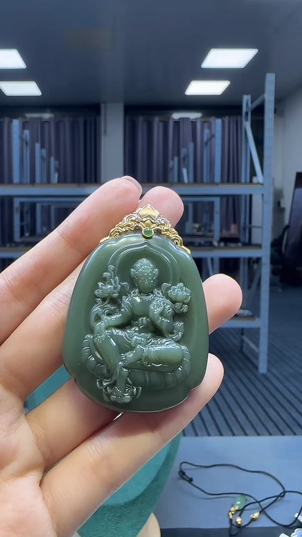 18K金镶嵌和田玉挂件1