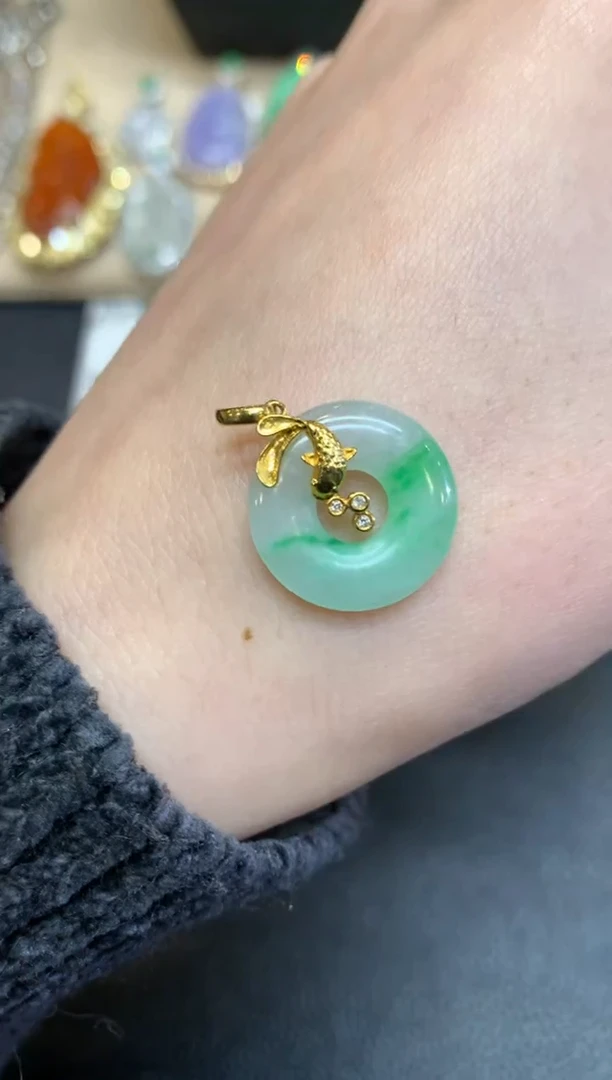 【闪购商品】翡翠颈饰18K金镶嵌甜甜圈【无服务费】