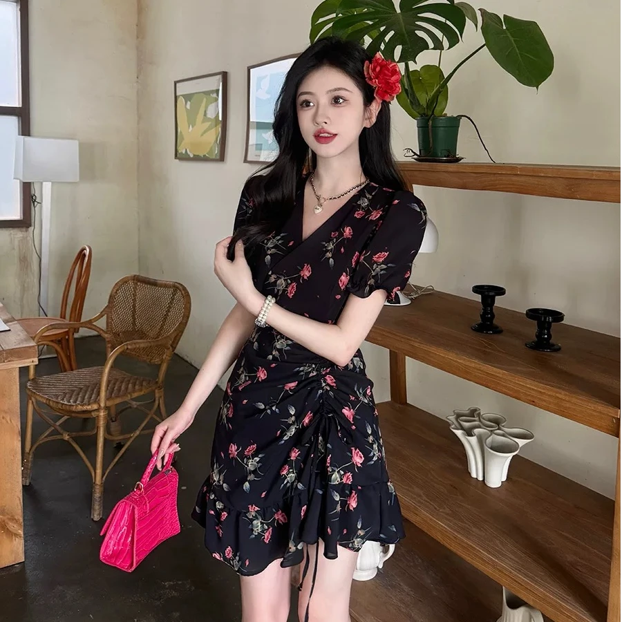 歇法式气质黑色碎花连衣裙子女夏2025新款云南旅游穿搭公主短裙