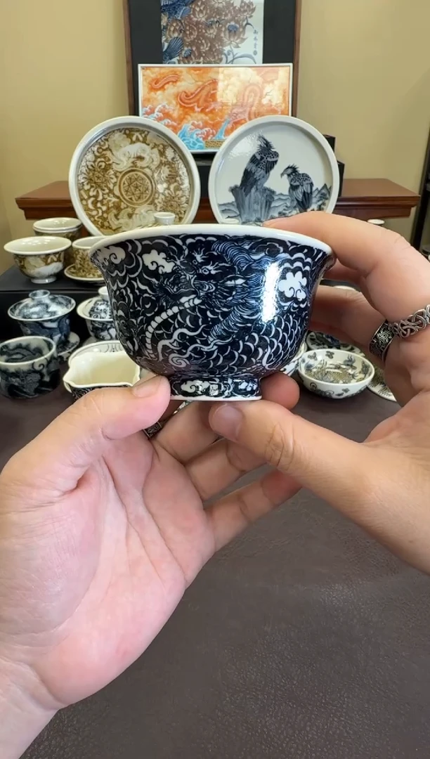 二号釉云墨麒麟压手杯