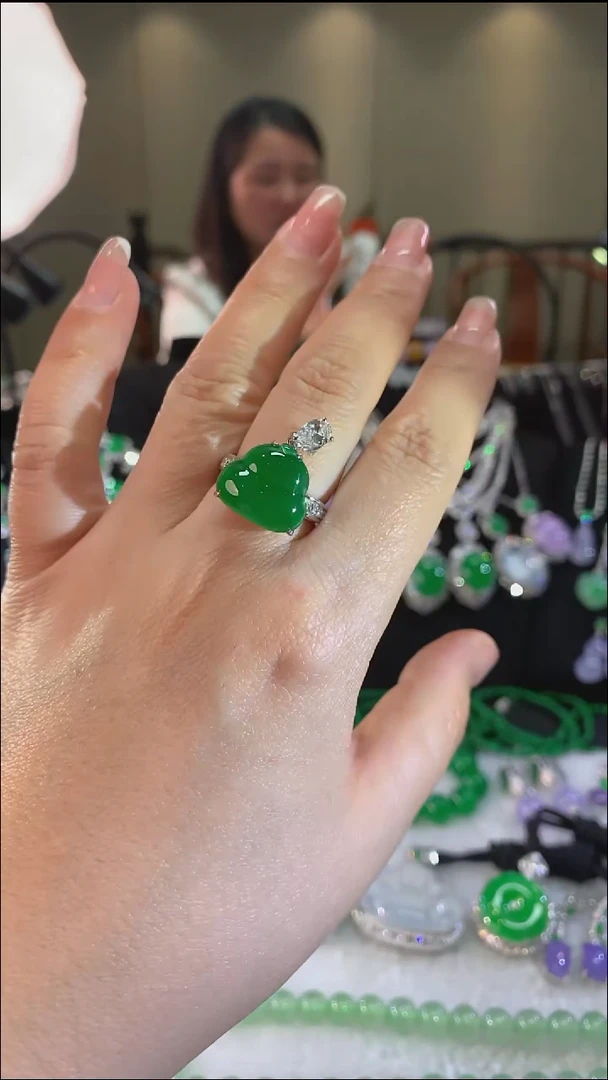 18K金镶嵌戒指翡翠戒指