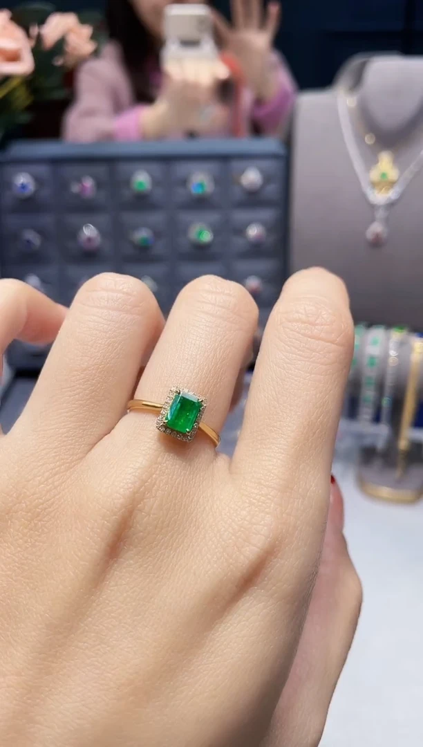 【闪购商品】祖母绿戒指18K金镶嵌0.81克拉