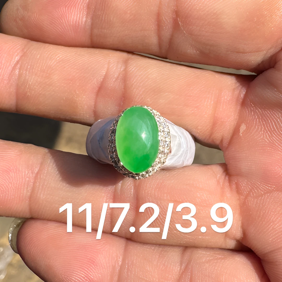 0208(小哪吒在源头)冰种翡翠木那阳绿戒面饱满杠味荧光足M40