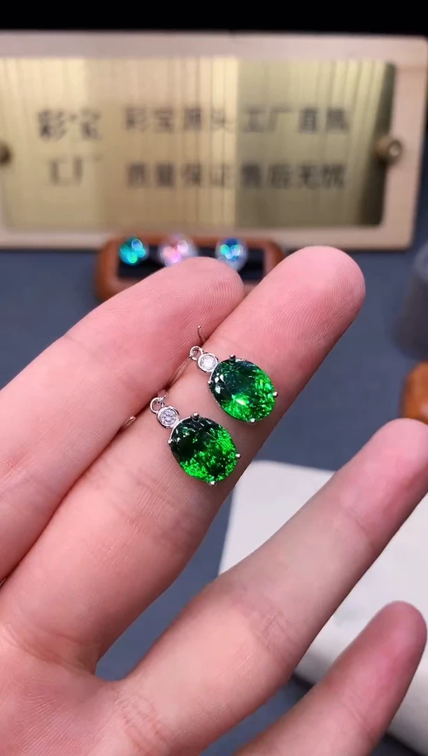 银S925镶嵌耳饰石榴石（沙弗莱）2222