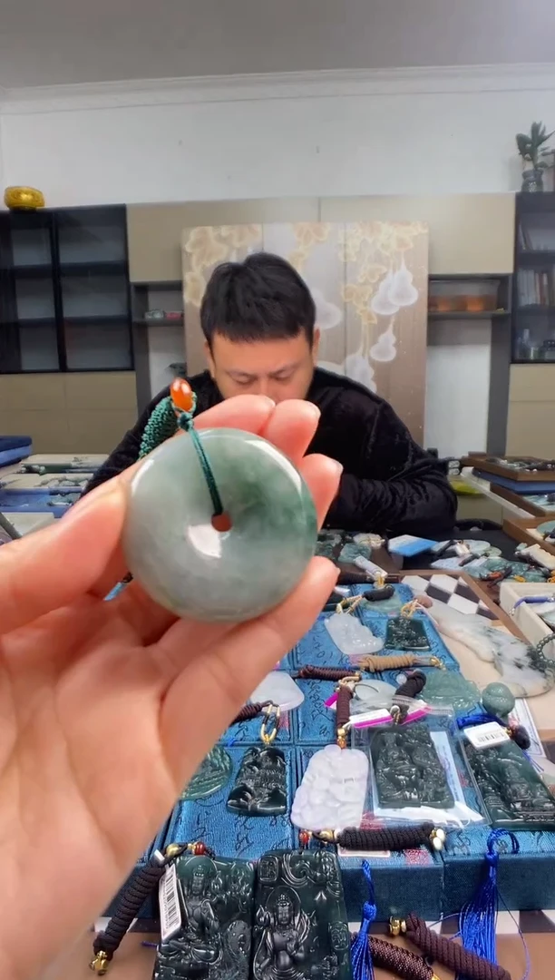 颈饰未镶嵌翡翠  多样性发其一