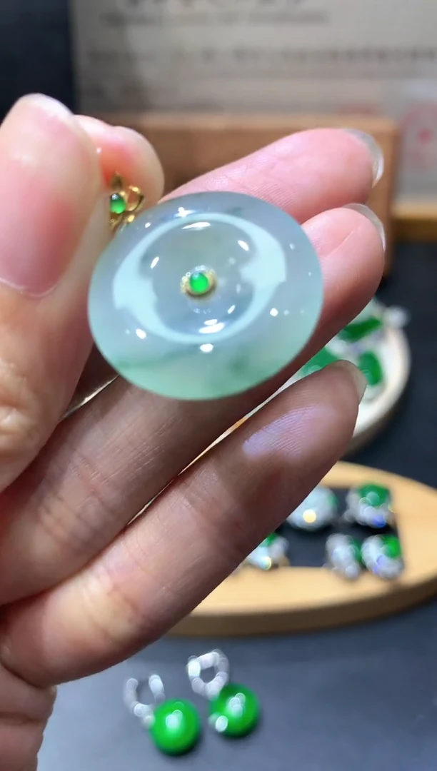 颈饰18K金镶嵌翡翠团购