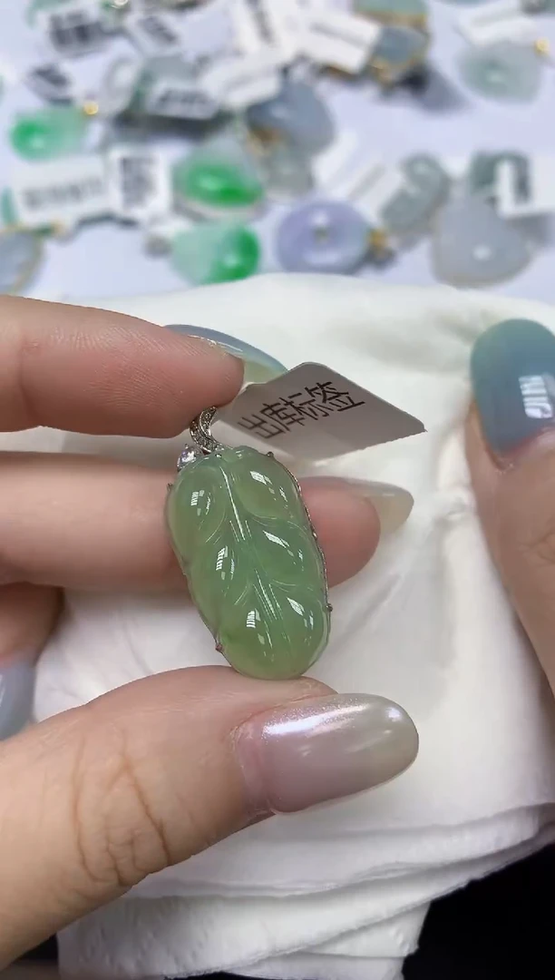 翡翠18K金镶嵌颈饰天然缅甸翡翠A货