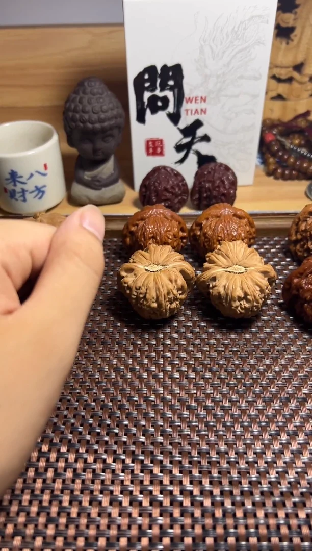 文玩核桃把件闷白卡姿兰大眼睛