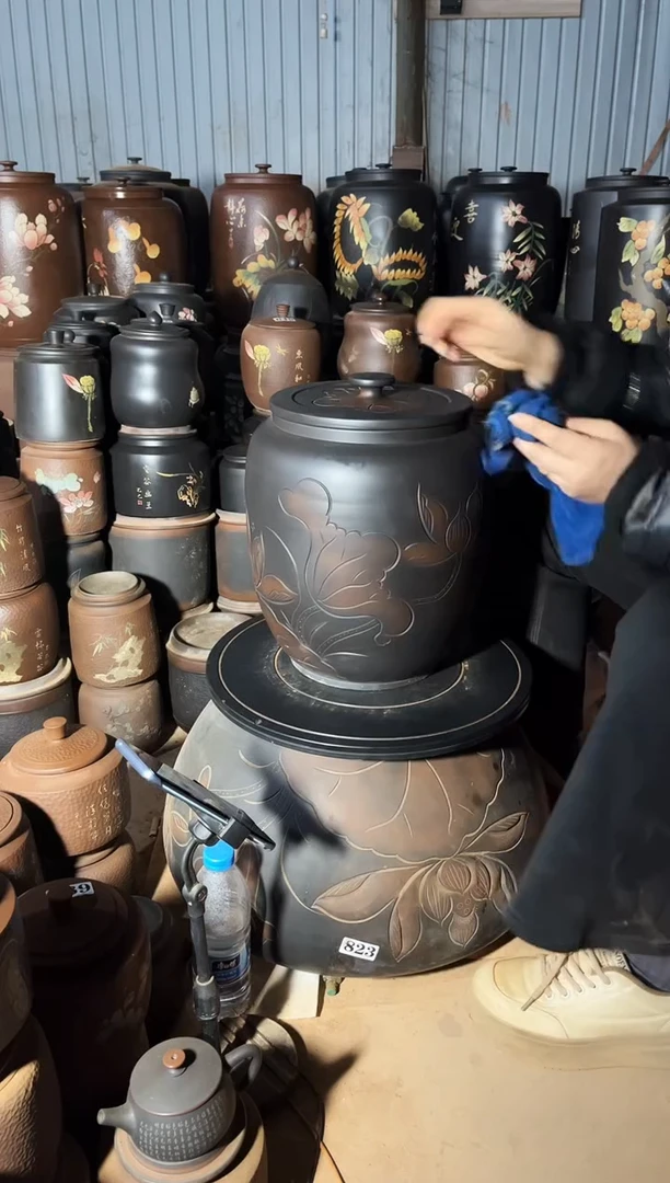 【闪购商品】壶瑕疵小茶缸 638 线雕荷花高34cm