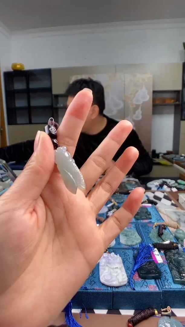 颈饰未镶嵌翡翠  多样性发其一