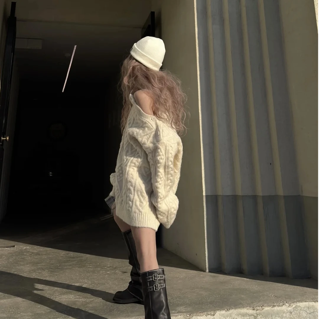 2024秋冬新款法式气质圆领侧边系扣设计宽松长袖麻花针织衫毛衣女