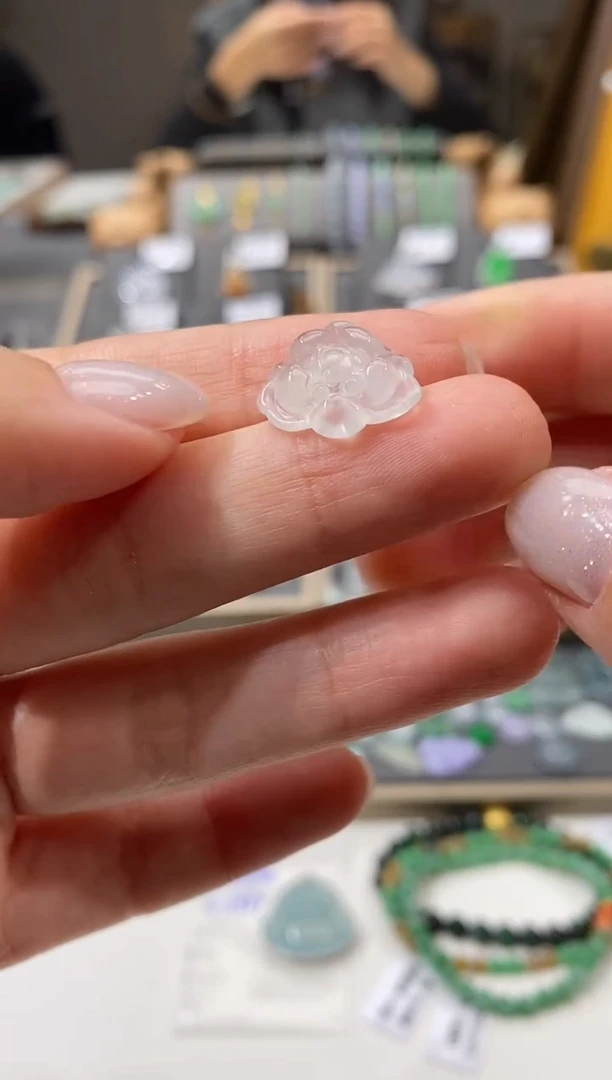 颈饰未镶嵌翡翠?****己莲花