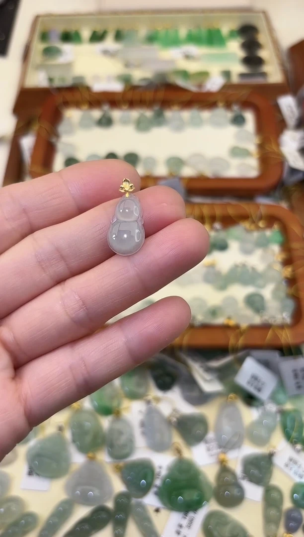 颈饰18K金镶嵌翡翠葫芦