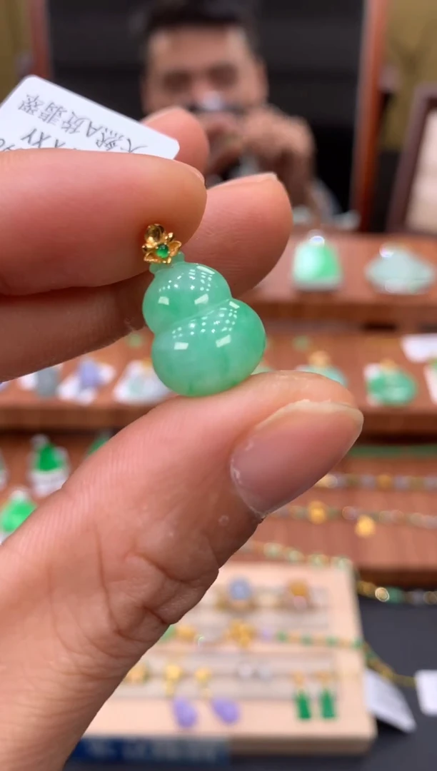颈饰18K金镶嵌翡翠葫芦