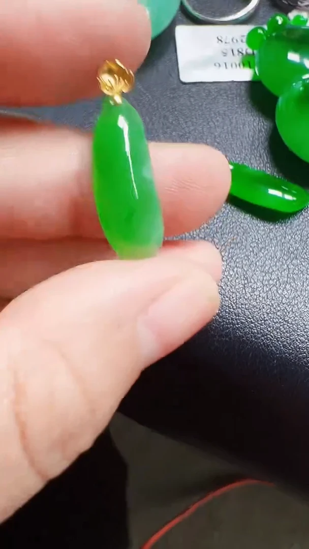 颈饰18K金镶嵌翡翠老*瓜