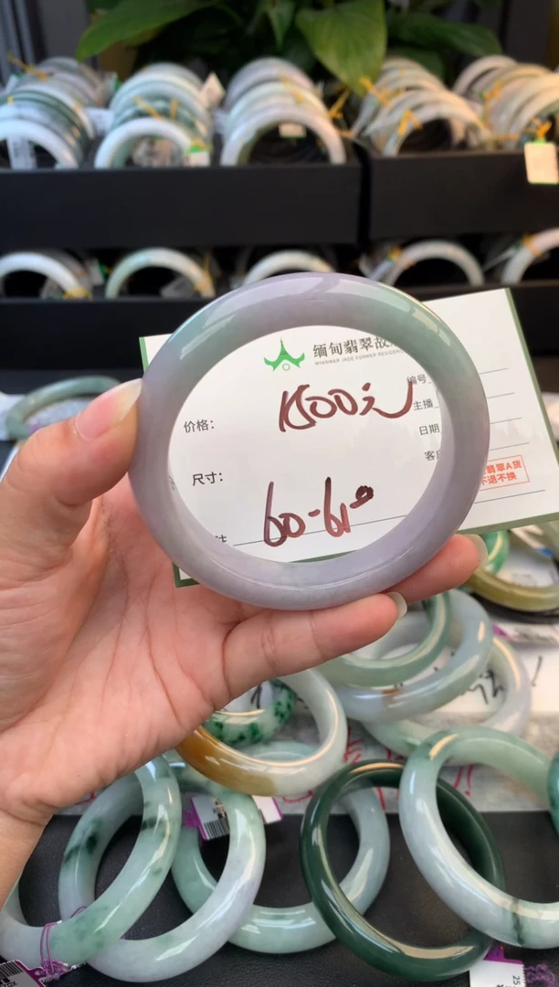 未镶嵌定制翡翠毛货需精细抛光+多人