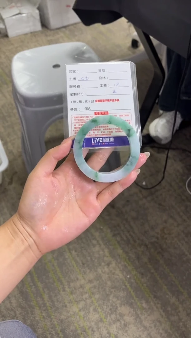 定制翡翠手镯未镶嵌泊**奶定制手镯不退不换