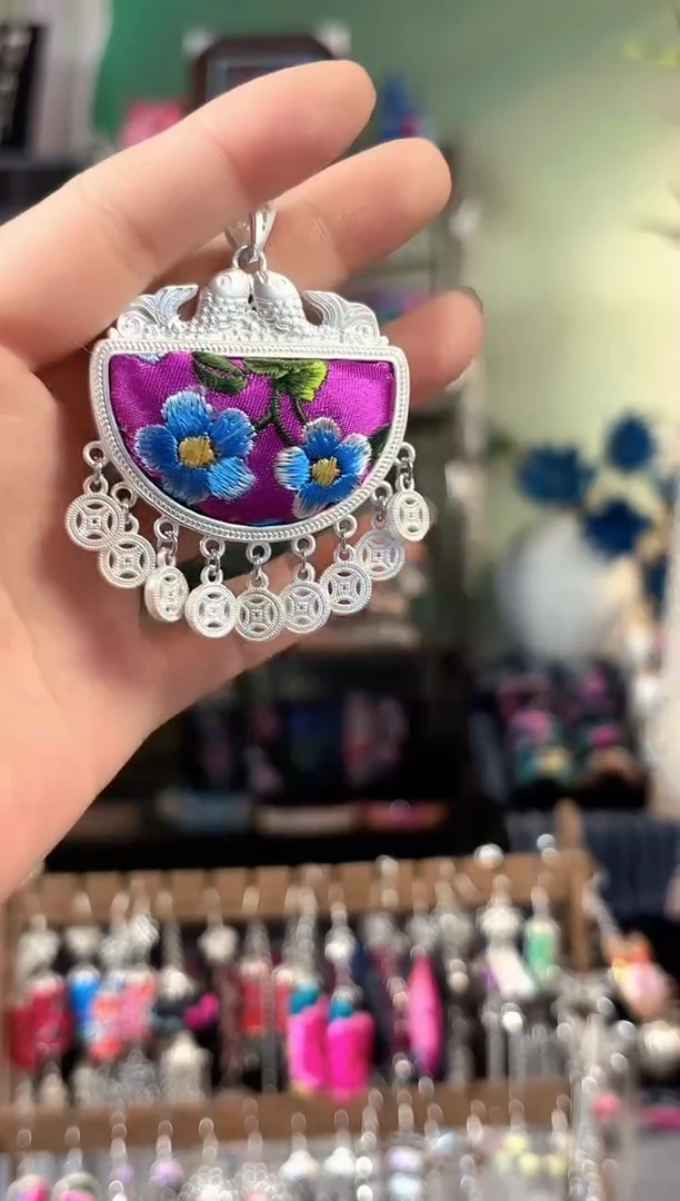 彩云南阁非遗老绣饰品615*