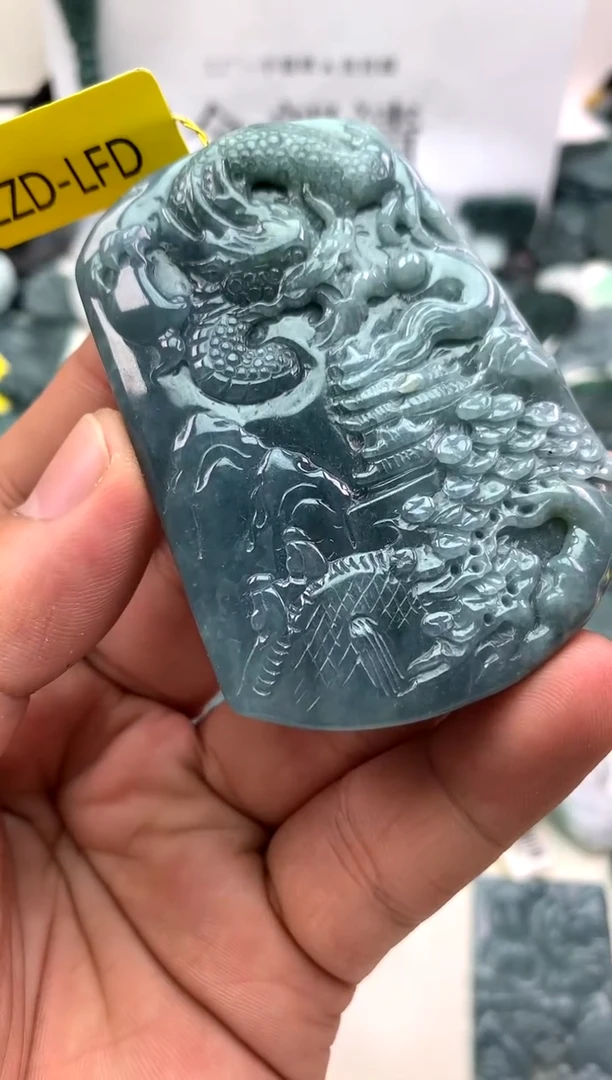 翡翠未镶嵌颈饰龙牌