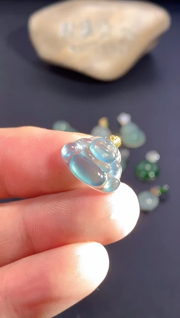 颈饰18K金镶嵌翡翠