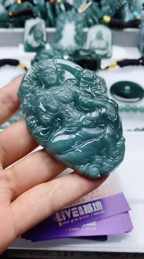 颈饰未镶嵌翡翠