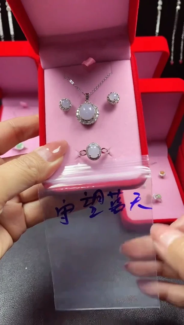 未镶嵌戒指翡翠守**天翡翠吊坠
