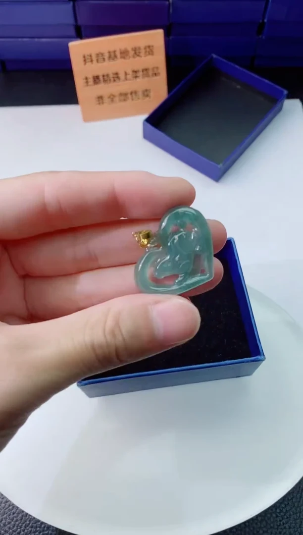 翡翠未镶嵌颈饰   `