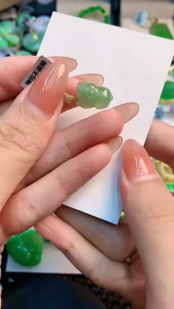 翡翠18K金镶嵌颈饰           1