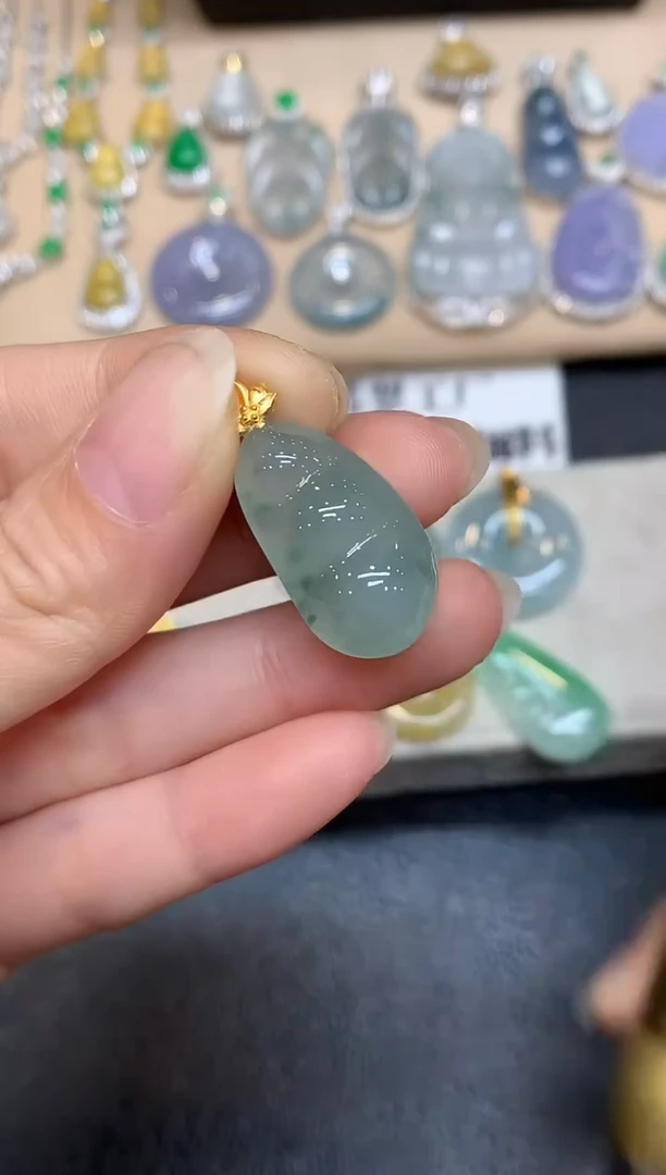 颈饰18K金镶嵌翡翠福豆【无服务费