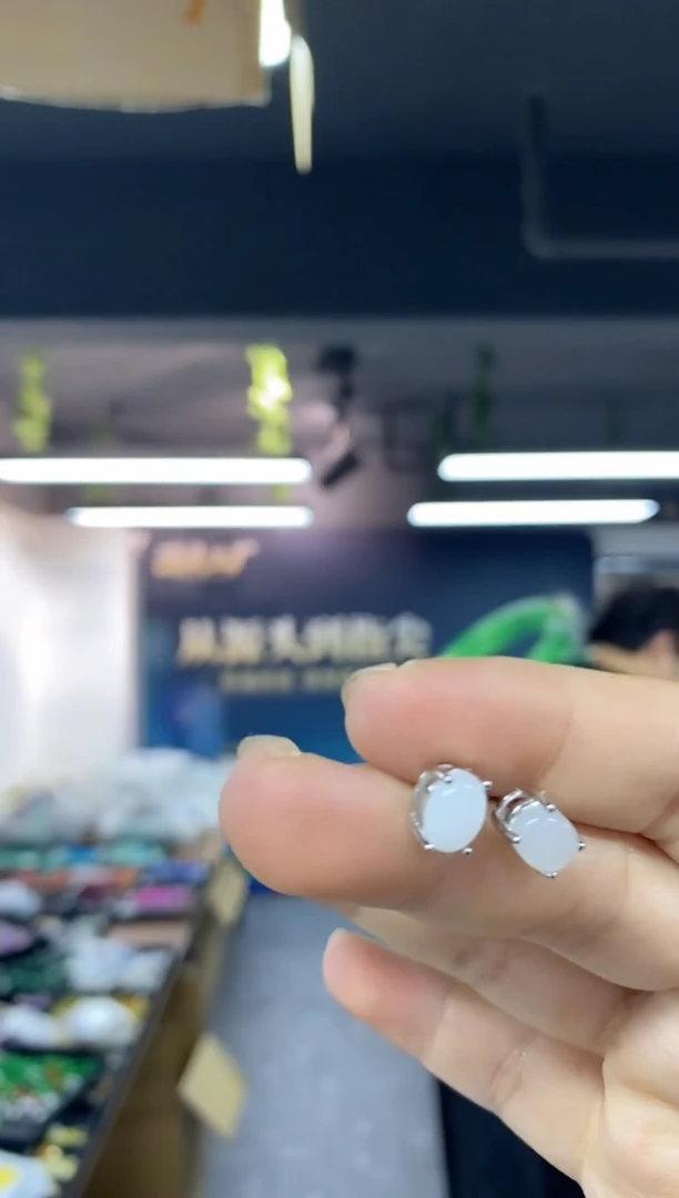 未镶嵌和田玉（白玉）耳饰多样性发其一颜色微差