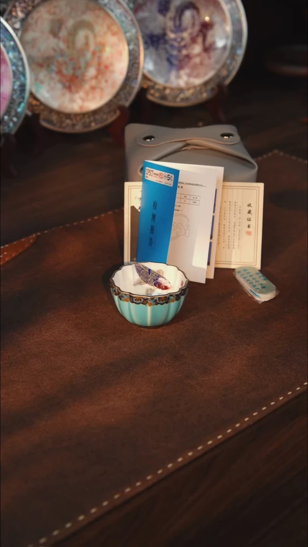 瓷内绘锦鲤鎏银小葵口杯