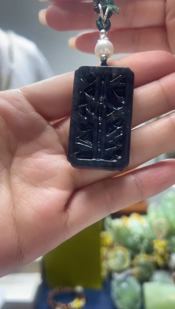 未镶嵌岫玉颈饰`