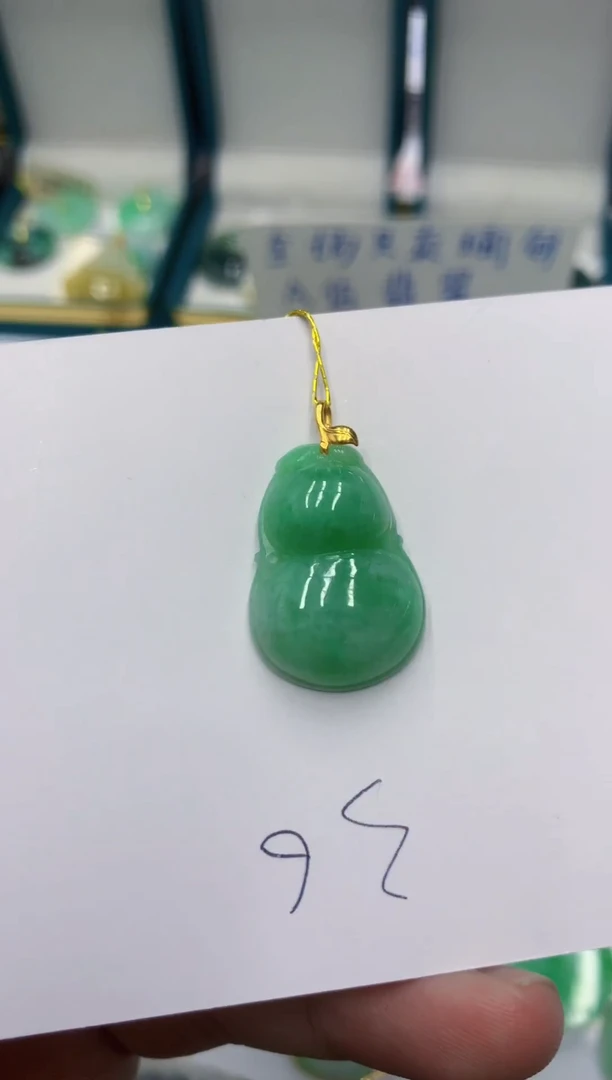 颈饰18K金镶嵌翡翠小**?1111