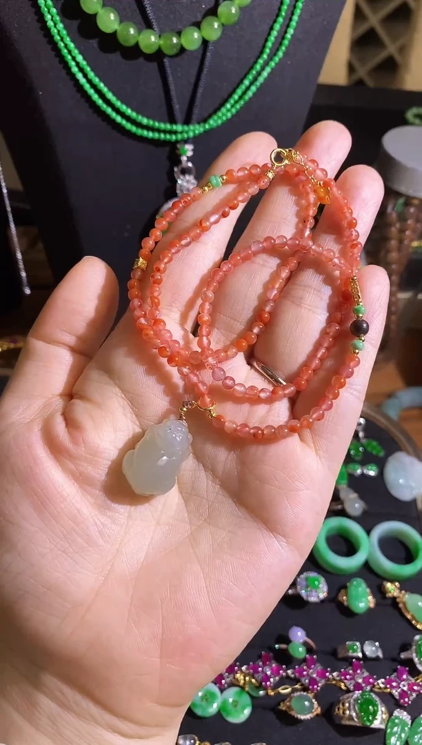 颈饰未镶嵌和田玉（糖玉）貔貅