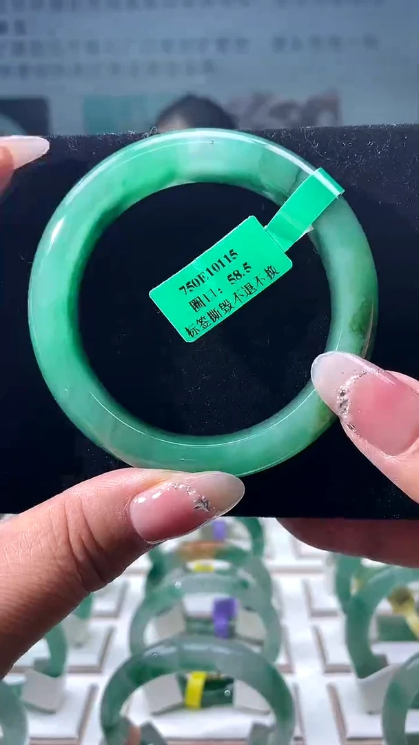 未镶嵌手镯石英质玉（非洲翠）?**?手镯