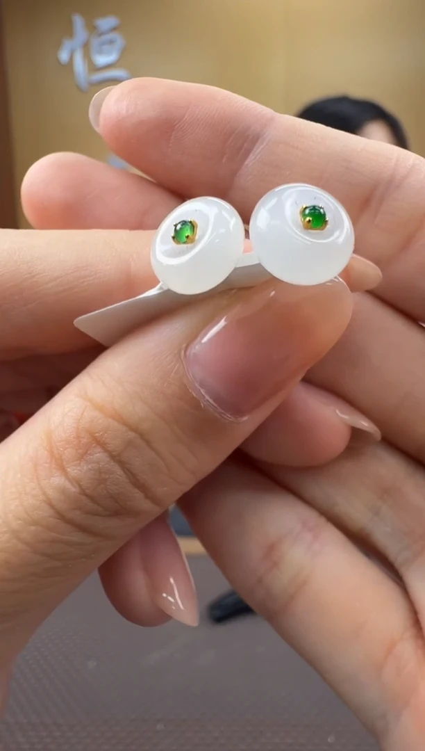 颈饰18K金镶嵌和田玉耳饰一对